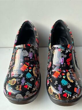 Easy Works by Easy Street Lyndee Coffee Print Slip Resistant Clog Black Sz:11W
